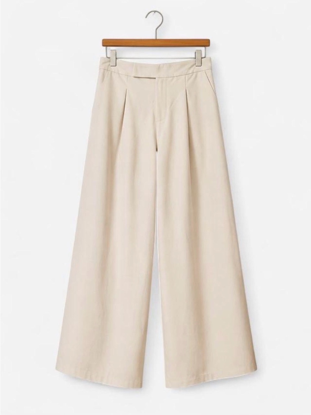 ✨ Women’s Cream High-Waisted Wide-Leg Pleated Trousers (Size M) ✨